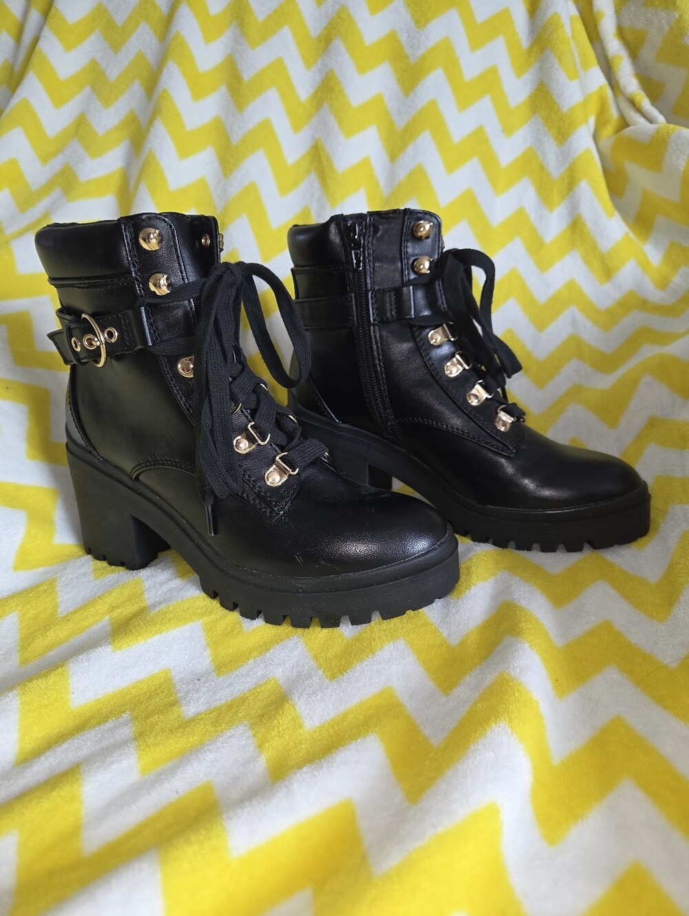 Women's Wild Pair Bridgitt Lace-Up Black Side-Zip Lug-Sole Booties Sz 6.5